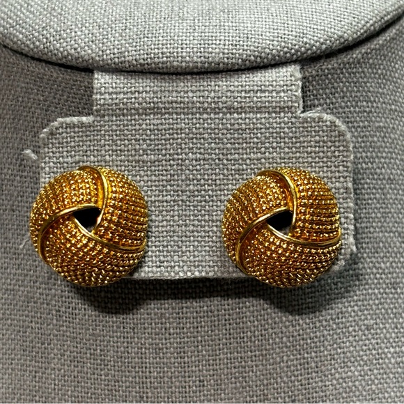 Vintage signed Avon textured gold tone love knot stud earrings - Picture 4 of 5